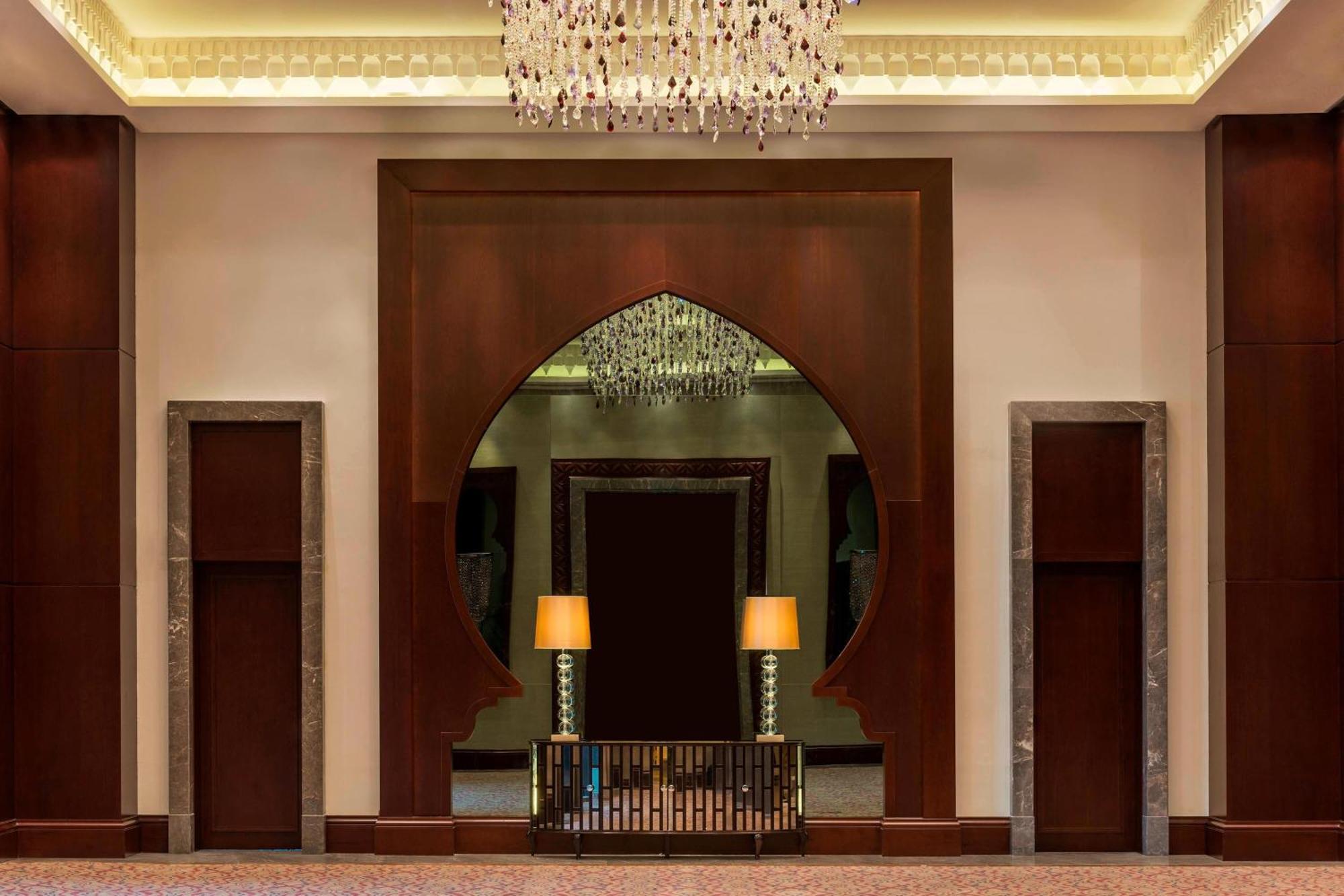 阿扎曼萨雷度假酒店-奢华精选 阿吉曼 外观 照片 The hotel's lobby