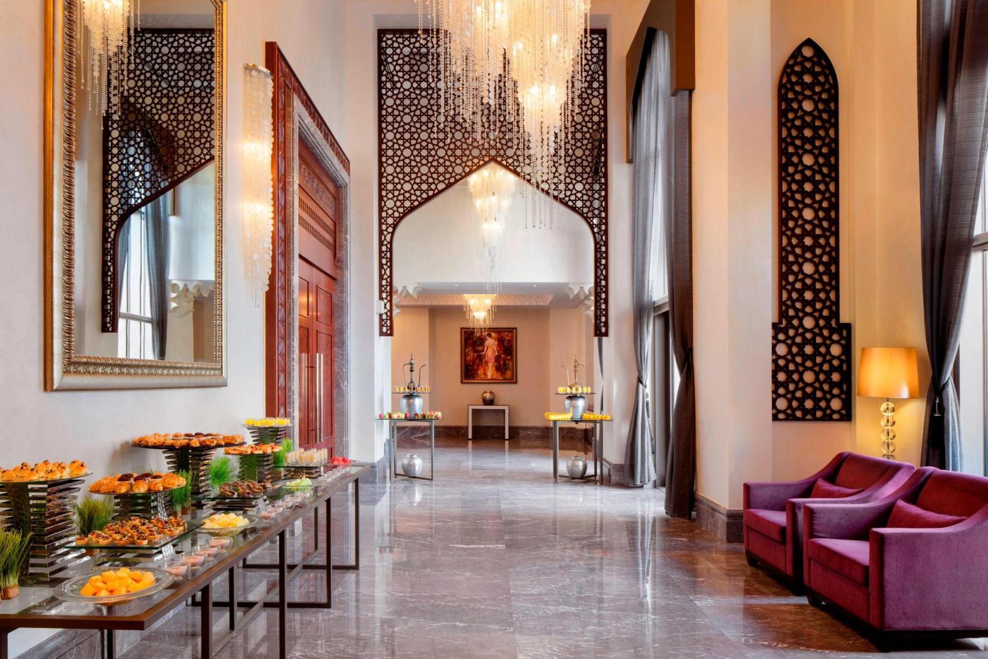 阿扎曼萨雷度假酒店-奢华精选 阿吉曼 外观 照片 The lobby of the hotel