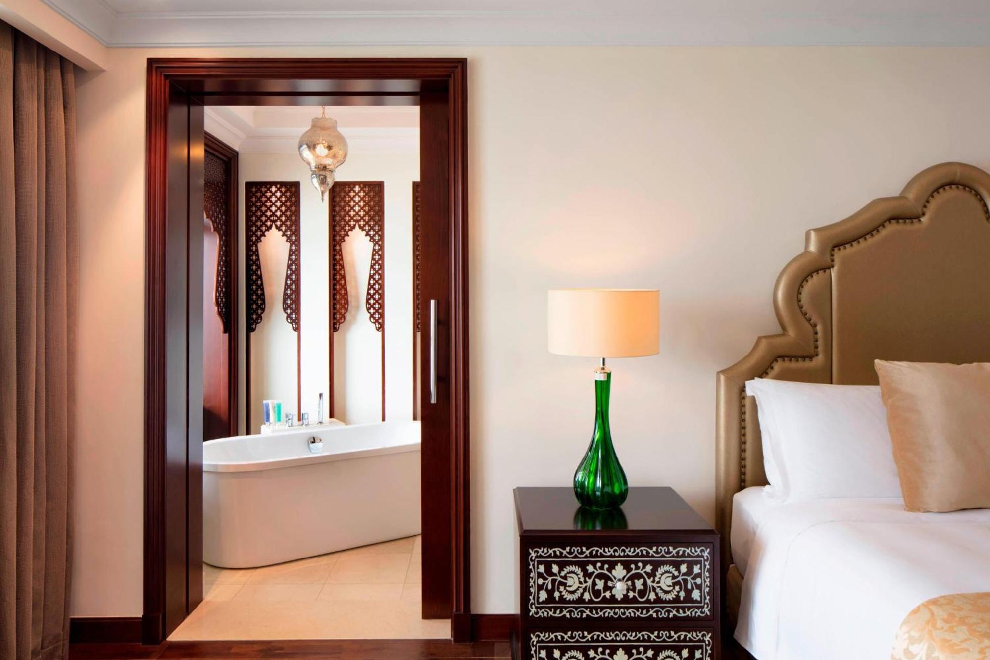 阿扎曼萨雷度假酒店-奢华精选 阿吉曼 外观 照片 A bedroom at the Taj Mahal Palace
