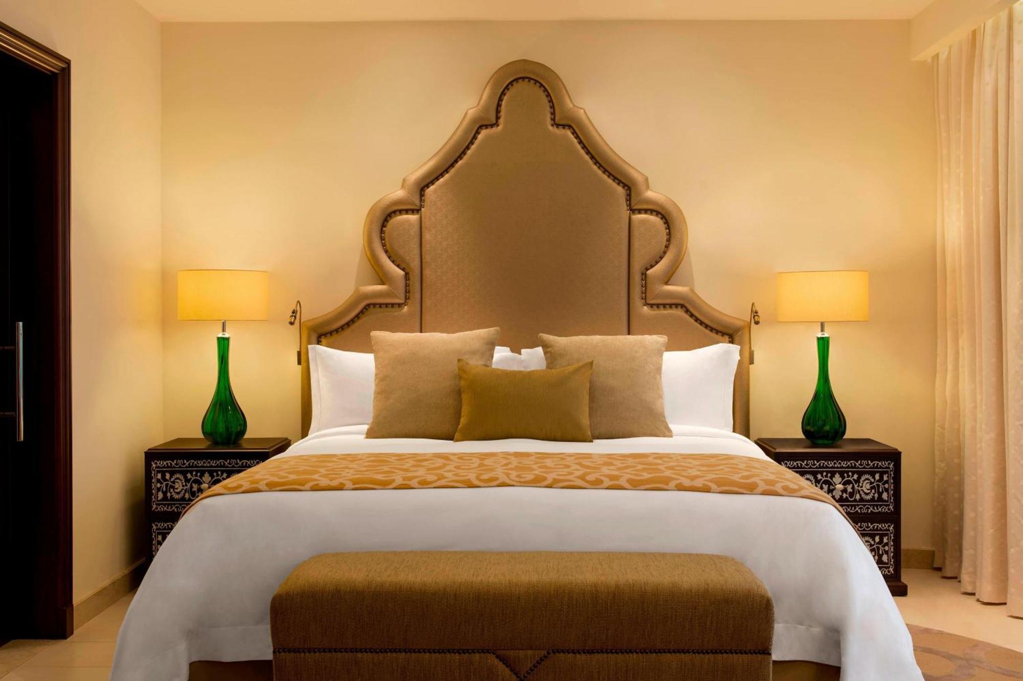阿扎曼萨雷度假酒店-奢华精选 阿吉曼 外观 照片 A bedroom at the Ritz-Carlton, DIFC