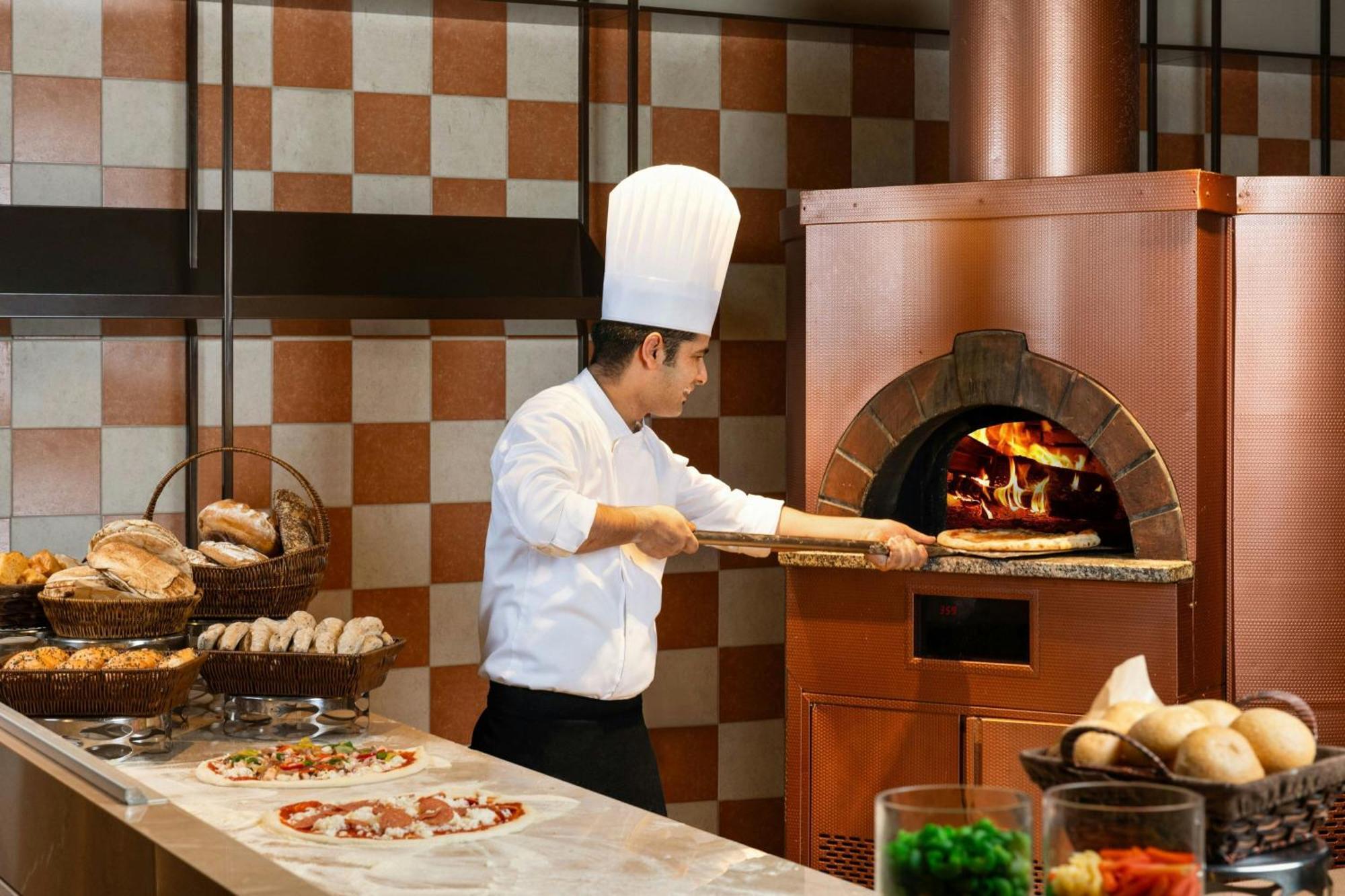 阿扎曼萨雷度假酒店-奢华精选 阿吉曼 外观 照片 A pizzaiolo making a pizza